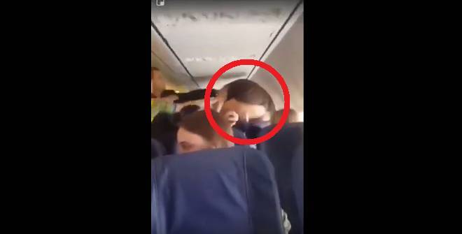 Женщина устроила жестокую драку на борту самолета, летящего из Барселоны в Киев