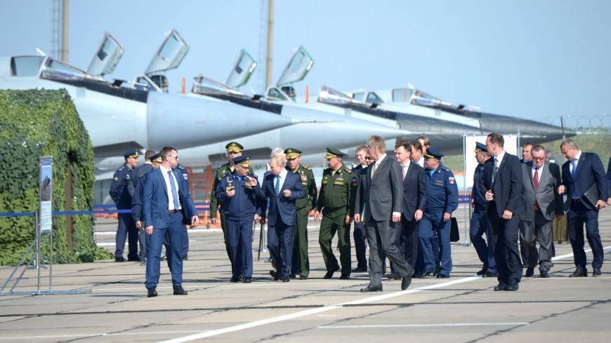 Путин ознакомился с серийными образцами авиационной техники и перспективного вооружения