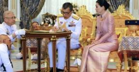 Король Таиланда женился на начальнице своей охраны