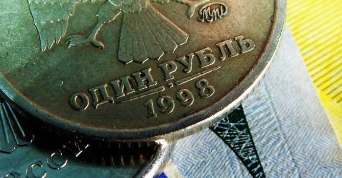 Российский рубль обвалился на минимум за 51 день в начале торгов 2 мая