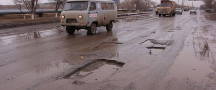 Аким Актюбинской области рассказал, как решит проблему дорог Актобе