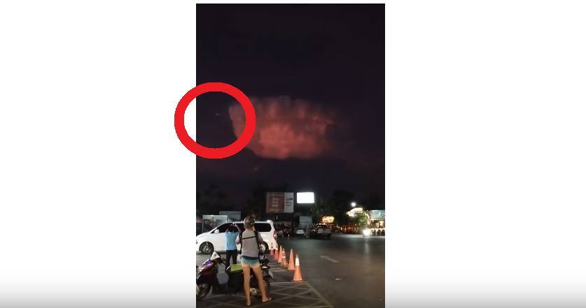 Вылетевший из красного облака НЛО сняли на видео в Таиланде
