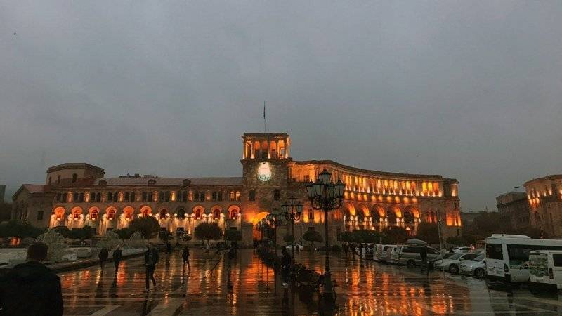 Сторонники Пашиняна блокируют здания судов в Ереване