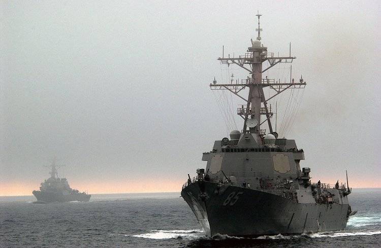 Эсминец ВМС США приблизился к спорному острову в Южно-Китайском море