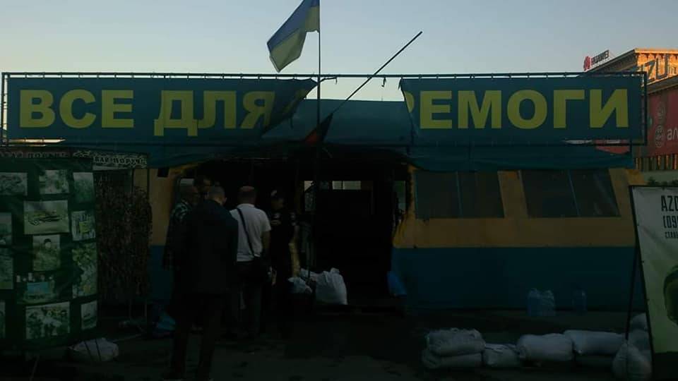Не стали ждать официального сноса: в Харькове подожгли скандальную волонтерскую палатку в центре города