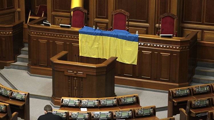 Зеленский объявил о роспуске украинского парламента