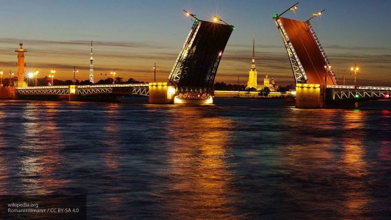 На пролете Дворцового моста покажут мультимедийный спектакль в честь 316-летия Петербурга