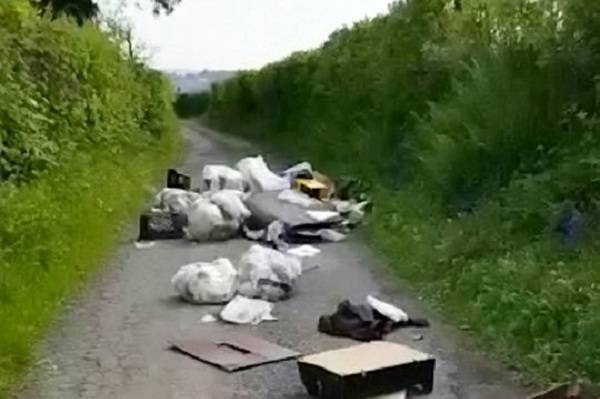 На оживленной трассе в Уэльсе мусор завалил целую милю дороги