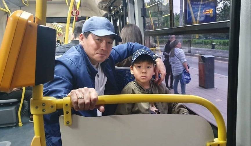 Байбек опубликовал фото поездки с сыном в автобусе