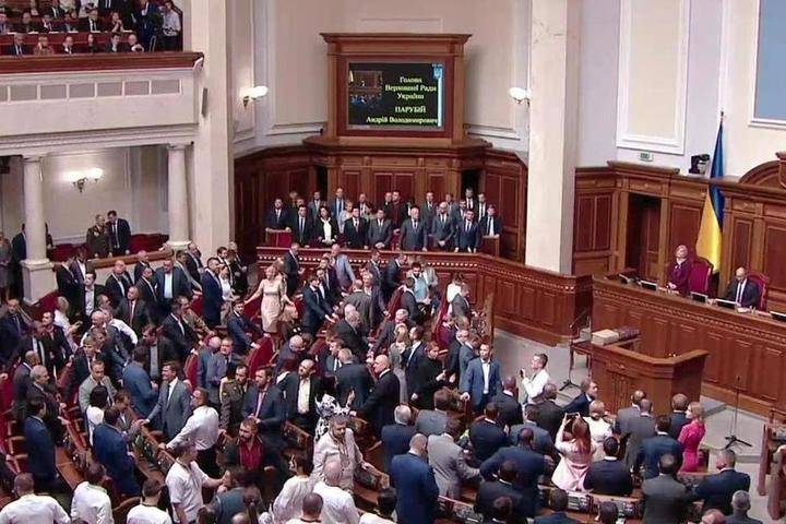 Депутата хватил удар после объявления о роспуске Рады