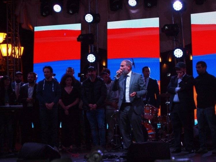 Сторонники Пашиняна заблокировали суды в Ереване