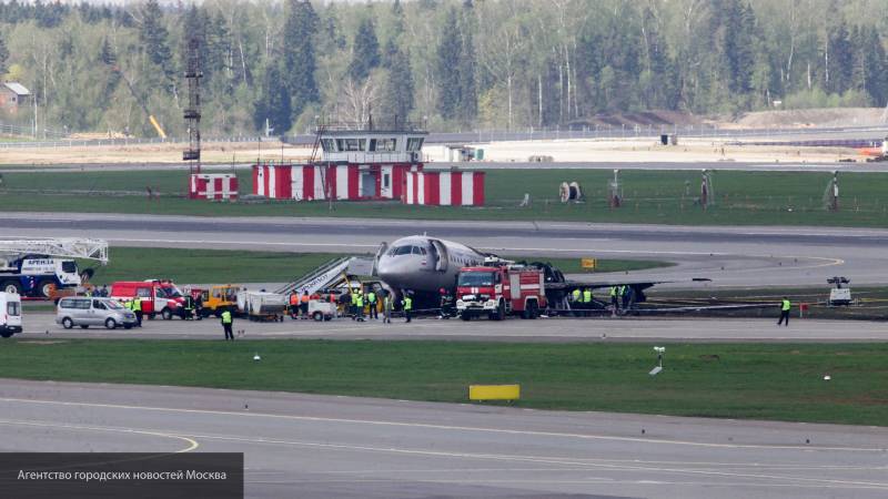 Представители Шереметьево объяснили, почему сгоревший SSJ-100 до сих пор стоит в аэропорту