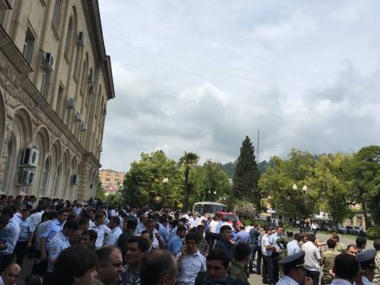 Парламент Абхазии пикетируют: решается, когда пройдут выборы президента