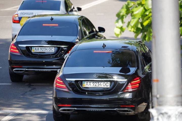 Зеленского в Раду сопровождали два Mercedes с одинаковыми номерами