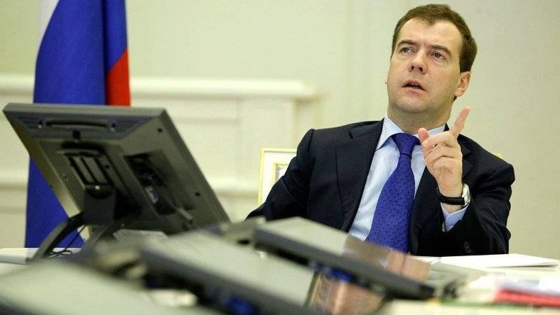 Медведев подписал поручение по улучшению условий для молодых ученых