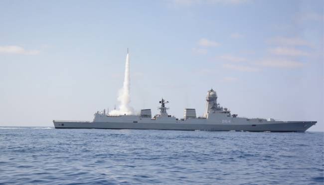 Индия успешно провела совместный пуск зенитных ракет MR-SAM с двух эсминцев