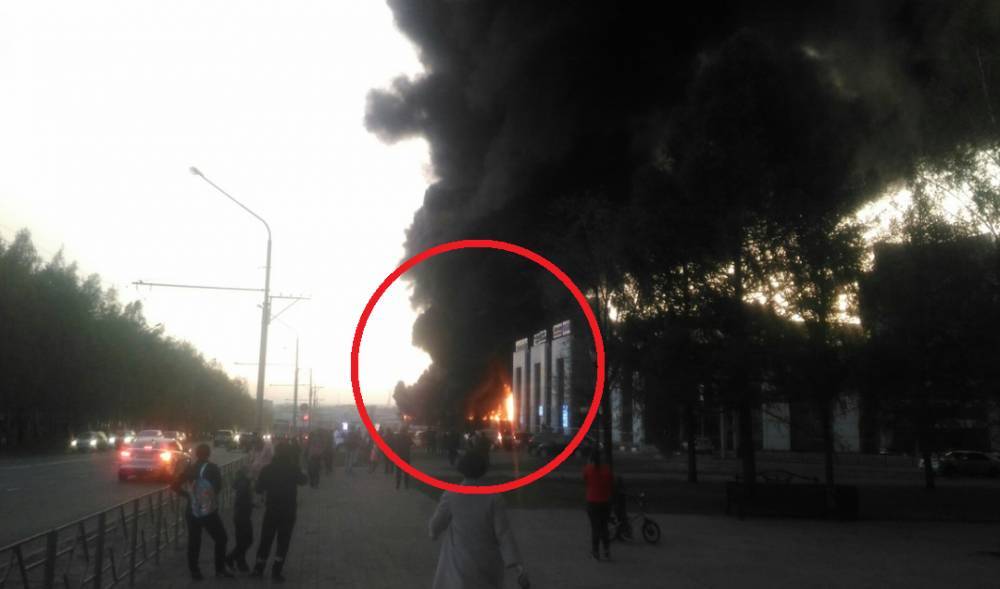 Автоцентр Hyundai загорелся в Кемерове