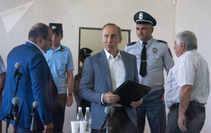 Суд в Армении приостановил производство по делу Кочаряна и направил его в КС