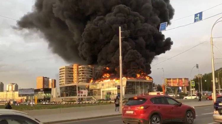 Автоцентр Hyundai горит в Кемерове