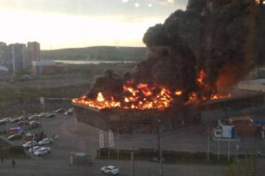 В Кемерово горит автоцентр Hyundai