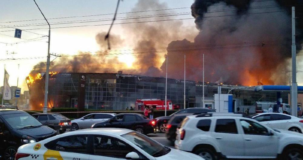 Пожар в кемеровском автосалоне потушили