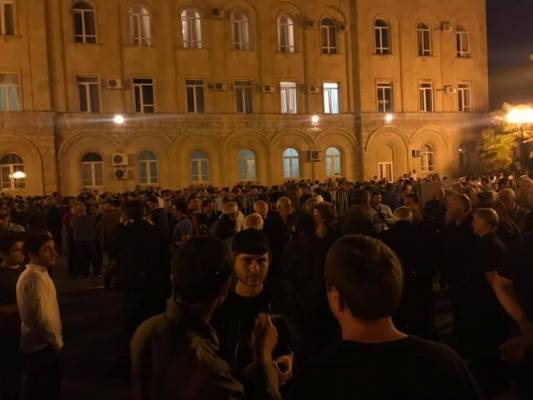 Пикетирующие здание парламента Абхазии не намерены расходиться