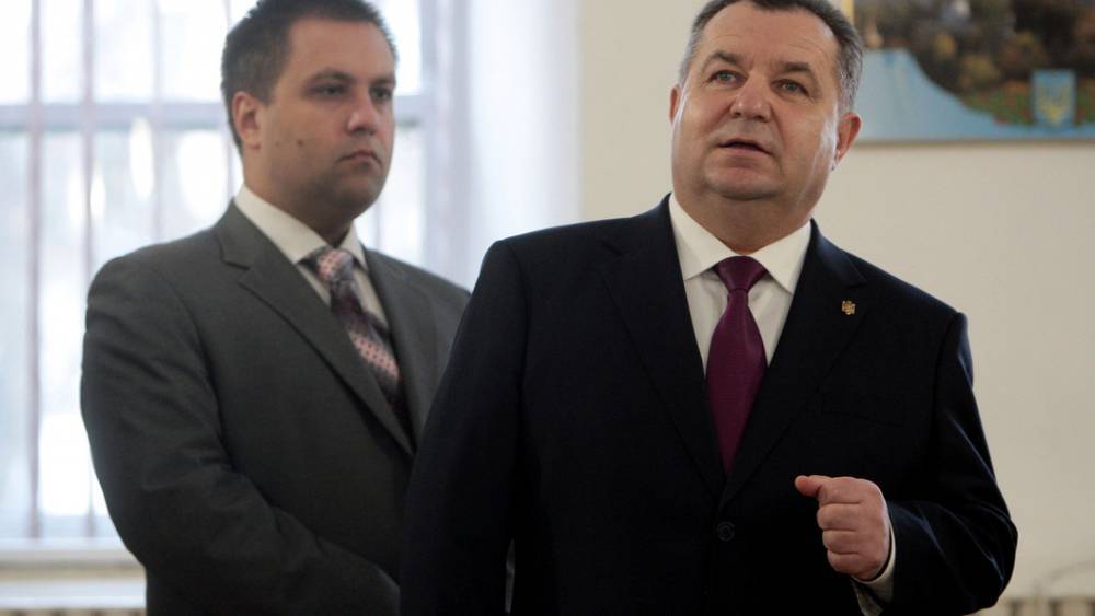 Только отставленный министр обороны Украины нашёл, чем похвастаться, но испугался и стёр пост