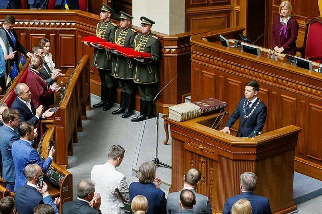 Зеленский подписал первый указ на посту президента