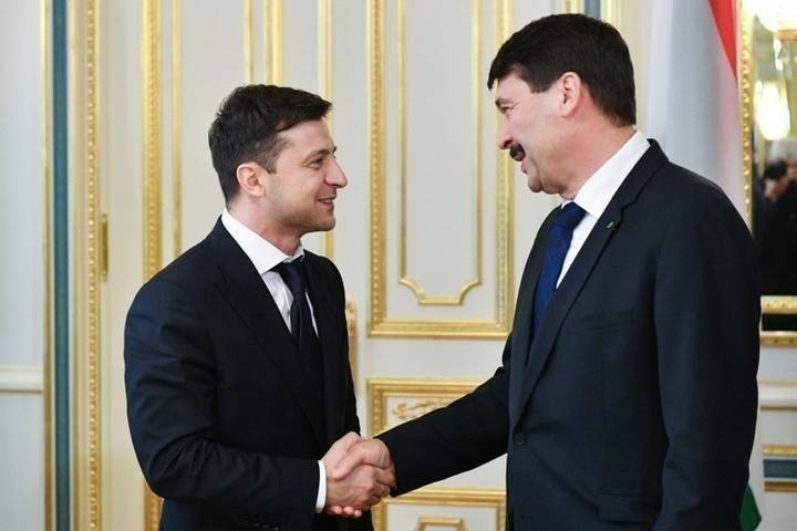 Зеленский призвал власти Венгрии&nbsp;поддержать курс Киева в ЕС