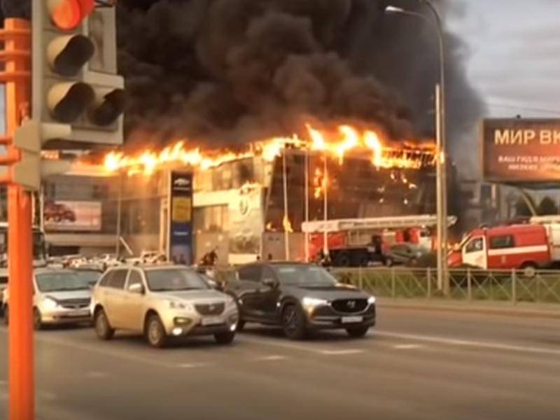 Площадь пожара в кемеровском автоцентре оценивают в тысячу кв. метров