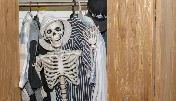 Женщина нашла дома настоящий скелет в шкафу и попала в полицию