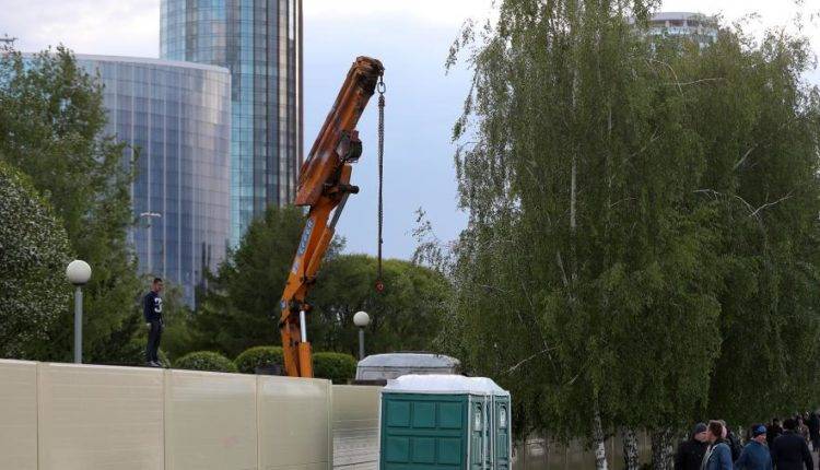 В Екатеринбурге демонтируют забор на месте строительства собора