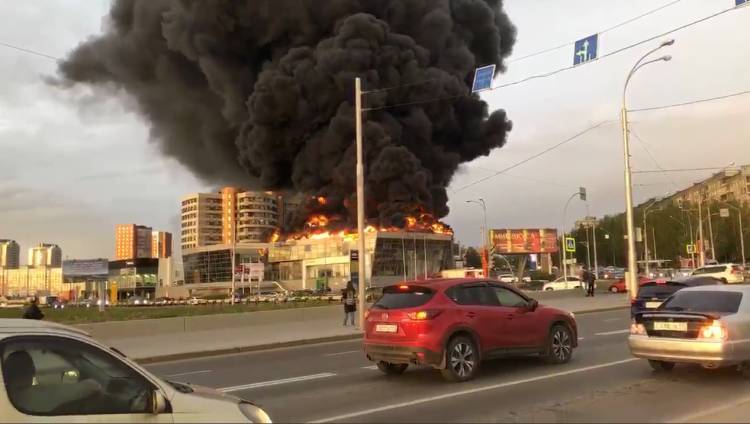 Два человека пострадали при пожаре в автосалоне Hyundai в Кемерове
