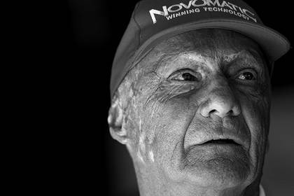 Трехкратный чемпион «Формулы 1» Лауда умер