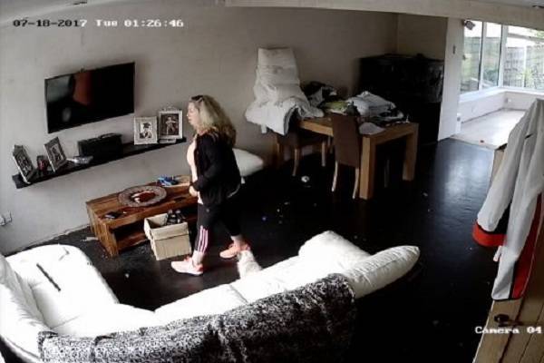Женщина установила скрытую камеру дома, чтобы поймать вора. Им оказалась ее подруга