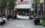 Активисты вторые сутки блокируют здание квалификационной комиссии судей
