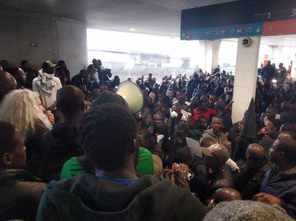 Во Франции орудуют «черные жилеты»: крупнейший аэропорт страны заблокирован