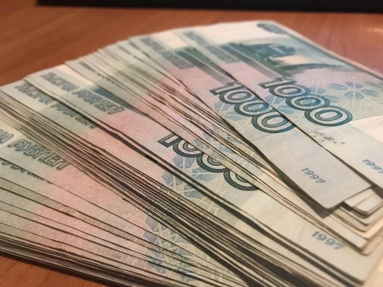 Курс рубля уступил несколько копеек доллару и евро