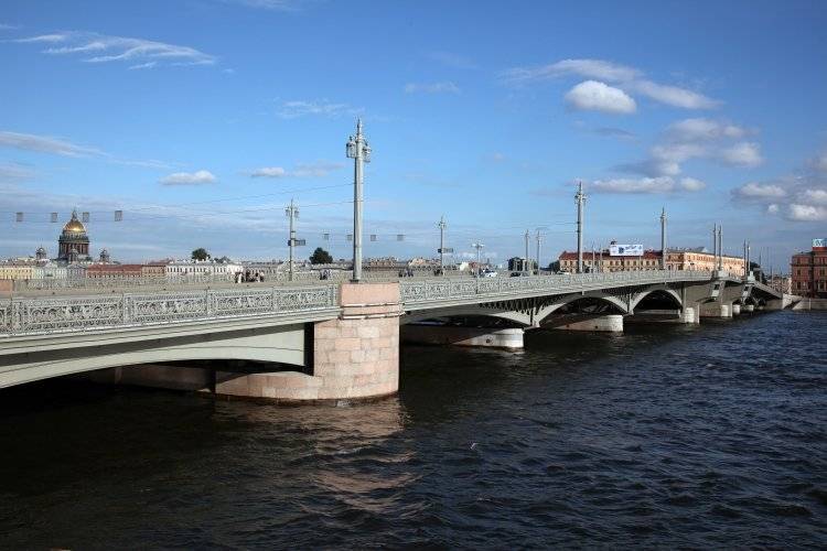 Благовещенский мост засияет новой подсветкой в Петербурге