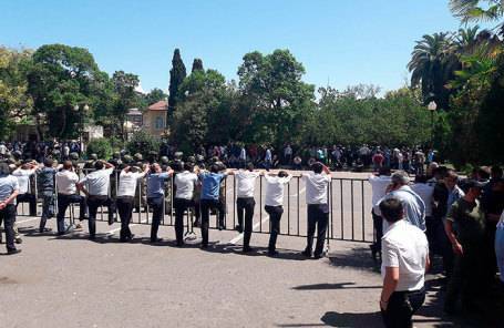«Они хотят показать властям, что надо вести переговоры». Оппозиция Абхазии требует перенести выборы президента