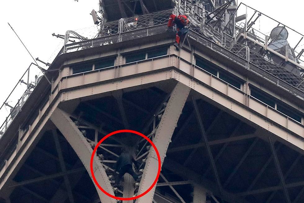 Видео: мужчина забрался на Эйфелеву башню и собрался спрыгнуть