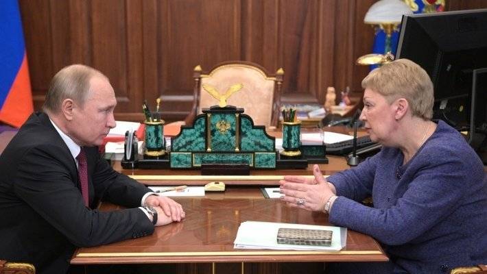 Васильева доложила Путину о работе с регионами по увеличению зарплат учителей