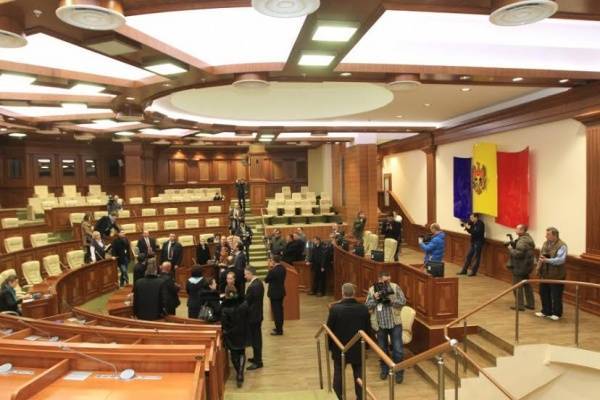 Парламент Молдавии два месяца не может договориться о начале работы