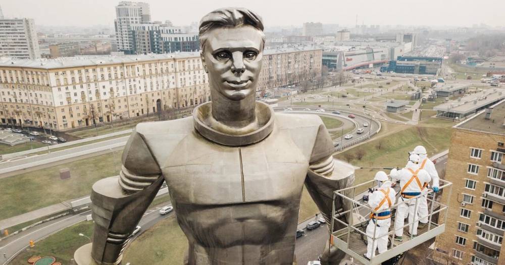 Памятник Юрию Гагарину в Москве помыли с помощью оборудования «Керхер»