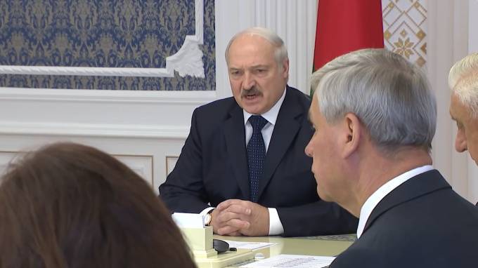 Лукашенко потребовал решения проблемы "ядовитой нефти"