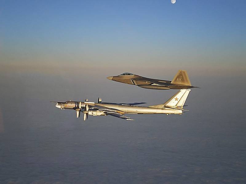 Американские F-22 встретились с российскими Ту-95МС над Арктикой