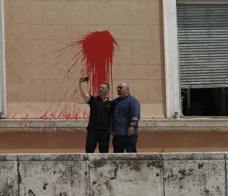 Анархисты забросали здание парламента Греции бутылками с краской