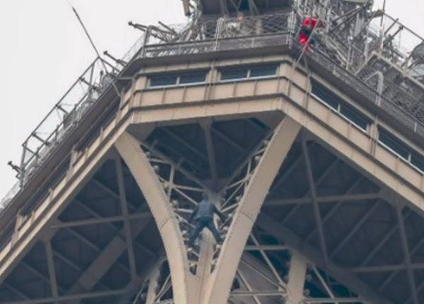 324 метра: спасатели 6 часов пытались снять россиянина с Эйфелевой башни. ВИДЕО