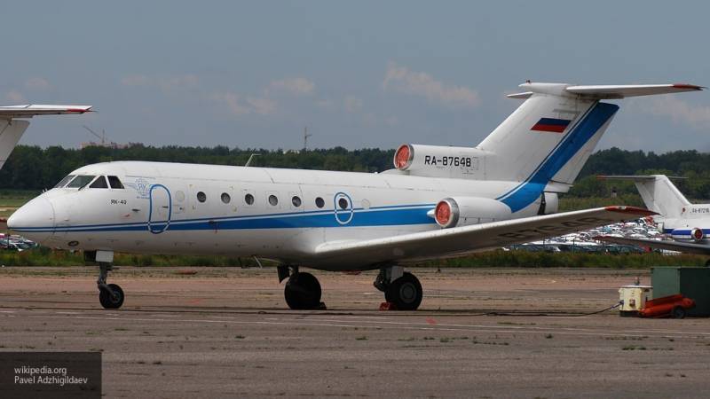 Самолет Як-40 "КрасАвиа" не смог убрать шасси и вернулся в аэропорт