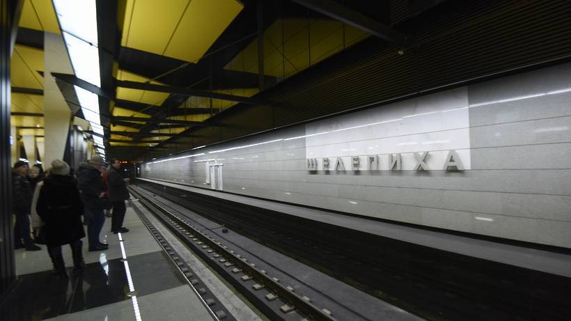 В московском метро в трех поездах застряли около тысячи человек